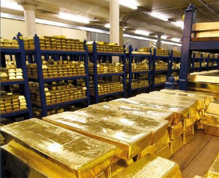 Can I store gold in a bank?