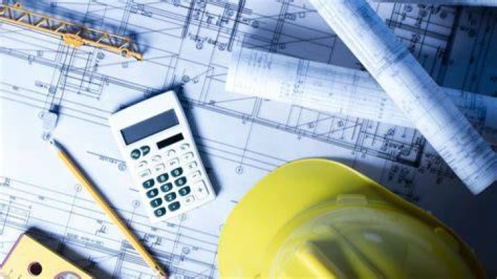 What are the duties of an accountant in a construction company?